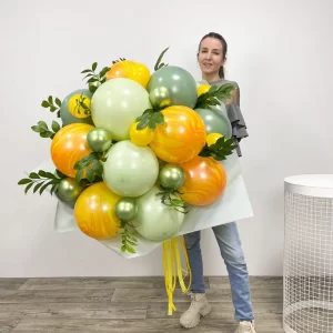 яркий букет из шаров с зеленью
