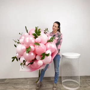 розовый букет из шаров с зеленью